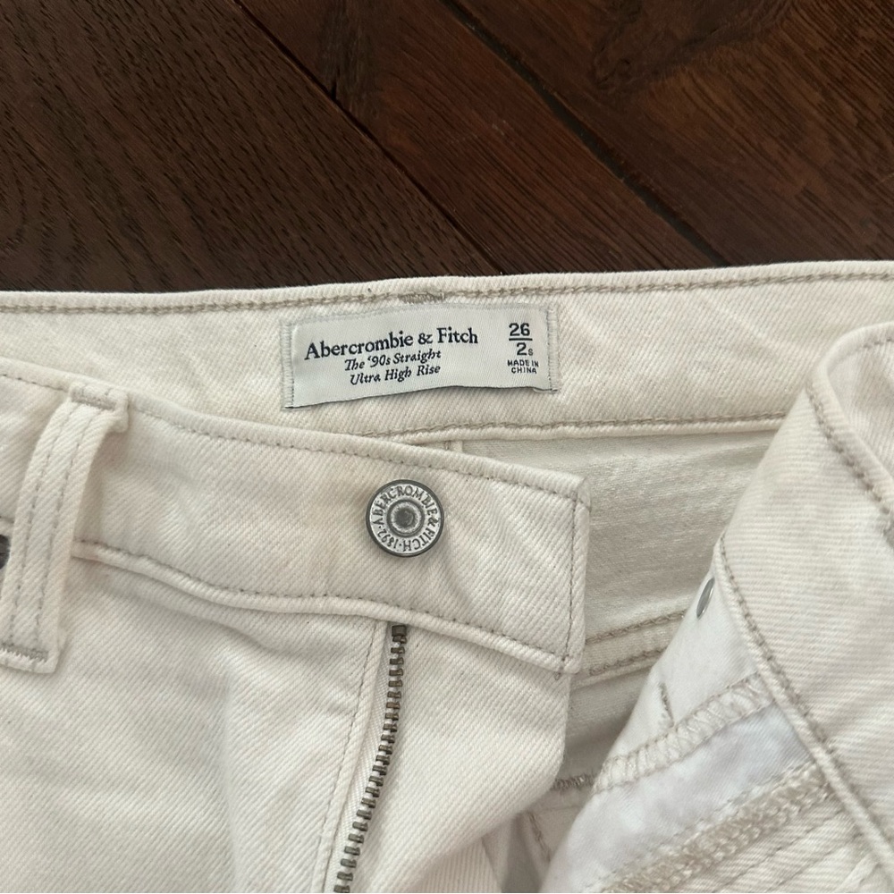EUC Abercrombie & Fitch Ultra High Rise 90’s Straight Split Hem White Jeans - Picture 10 of 10